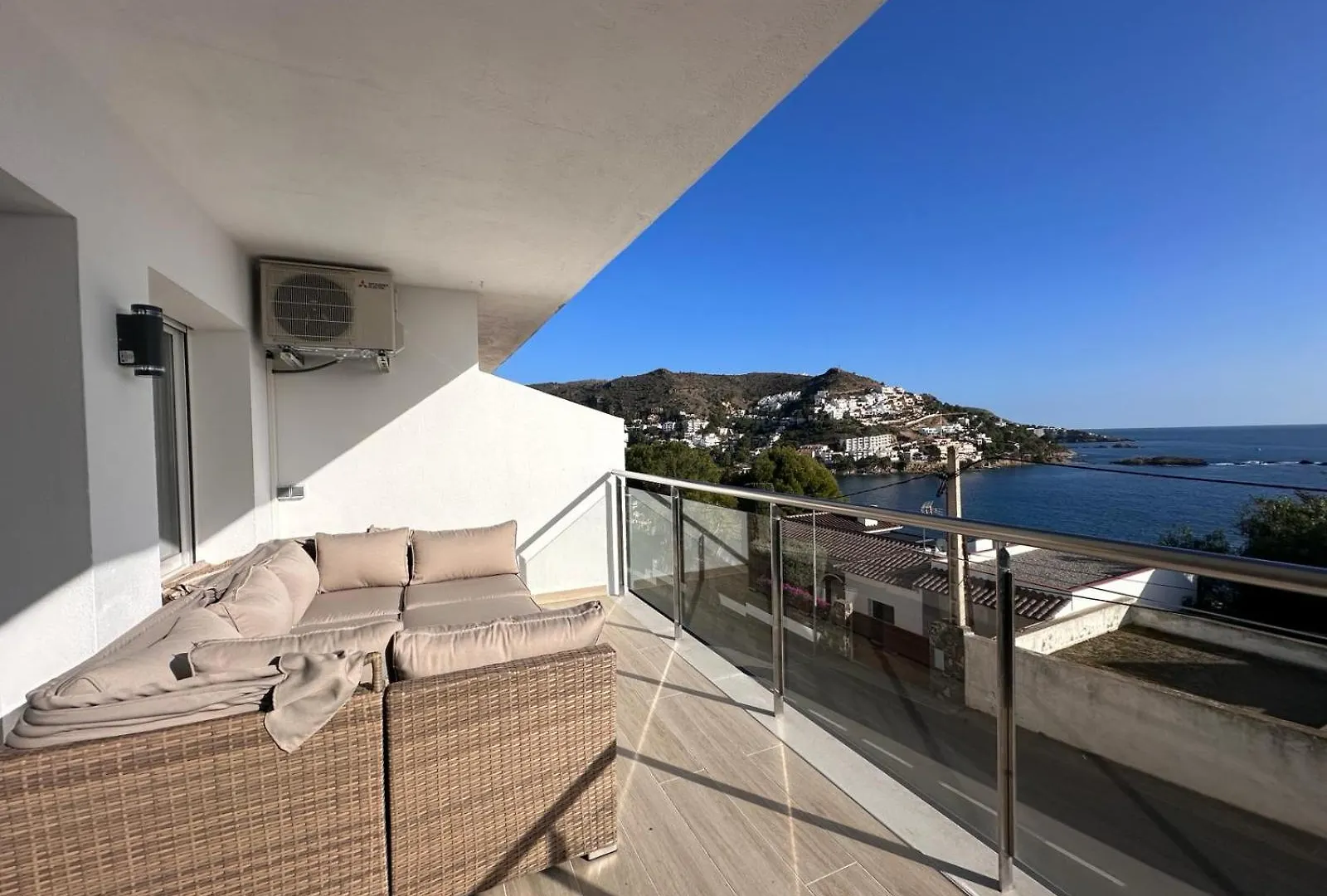 L\'Horizon Bleu Vue Et Bord De Mer Canyelles contacts